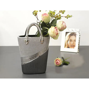 Vase – Graue Keramik, Silberfarbene Streifen, Taschenform - Bridgetown | Gilde