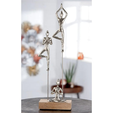 Skulptur – Silberfarbenes Aluminium, Natürliches Mangoholz, Yoga Motiv - Yogagruppe | Gilde