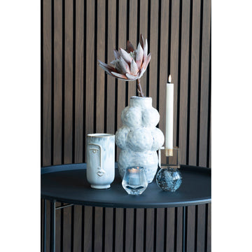 House Nordic Vase Elena auf einen dekorierten Tisch