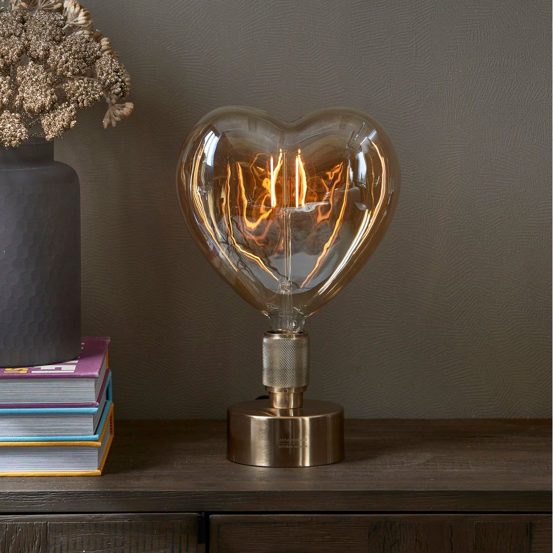 LED - Glühbirne aus Glas, Transparent, 24×10,5×26 cm – Lovely Heart | Rivièra Maison - Esszett Luxury | Stilvolles Wohnen mit Charakter