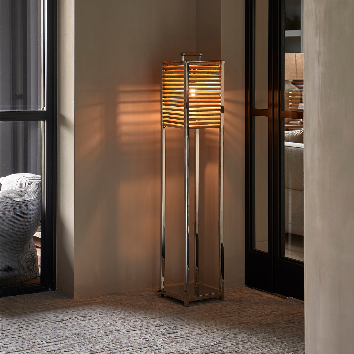 Stehlampe Silber mit Aluminiumrahmen und naturbraunen Holzlamellen 2 – Ocean Cay Shutters | Rivièra Maison - Esszett Luxury | Stilvolles Wohnen mit Charakter