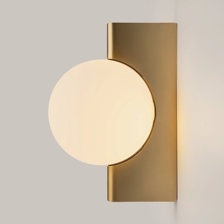 Wandleuchte Messing, rechteckiger Metallfuß, weißer kugelförmiger Glasschirm, G9 25 W – Avant - garde | Maytoni - Esszett Luxury | Stilvolles Wohnen mit Charakter