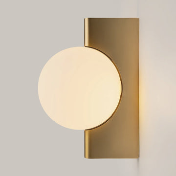 Wandleuchte Messing, rechteckiger Metallfuß, weißer kugelförmiger Glasschirm, G9 25 W – Avant - garde | Maytoni - Esszett Luxury | Stilvolles Wohnen mit Charakter