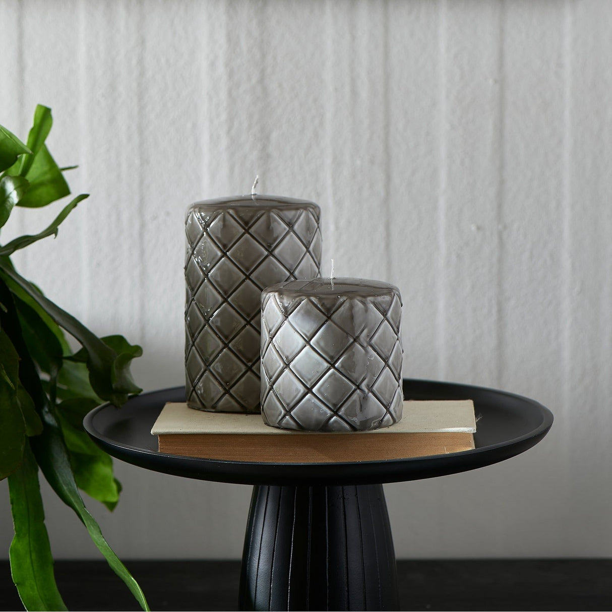 Stumpenkerze Beige Karomuster Paraffin (ØxH 9,5x10) - Pillar | Rivièra Maison - Esszett Luxury | Stilvolles Wohnen mit Charakter