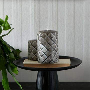 Stumpenkerze Beige mit Karo - Druck Paraffin (ØxH 9,5x15) - Pillar | Rivièra Maison - Esszett Luxury | Stilvolles Wohnen mit Charakter
