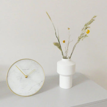 Tischuhr – Weiße Optik, Goldene Zeiger, Leises Werk - Marmor | NeXtime
