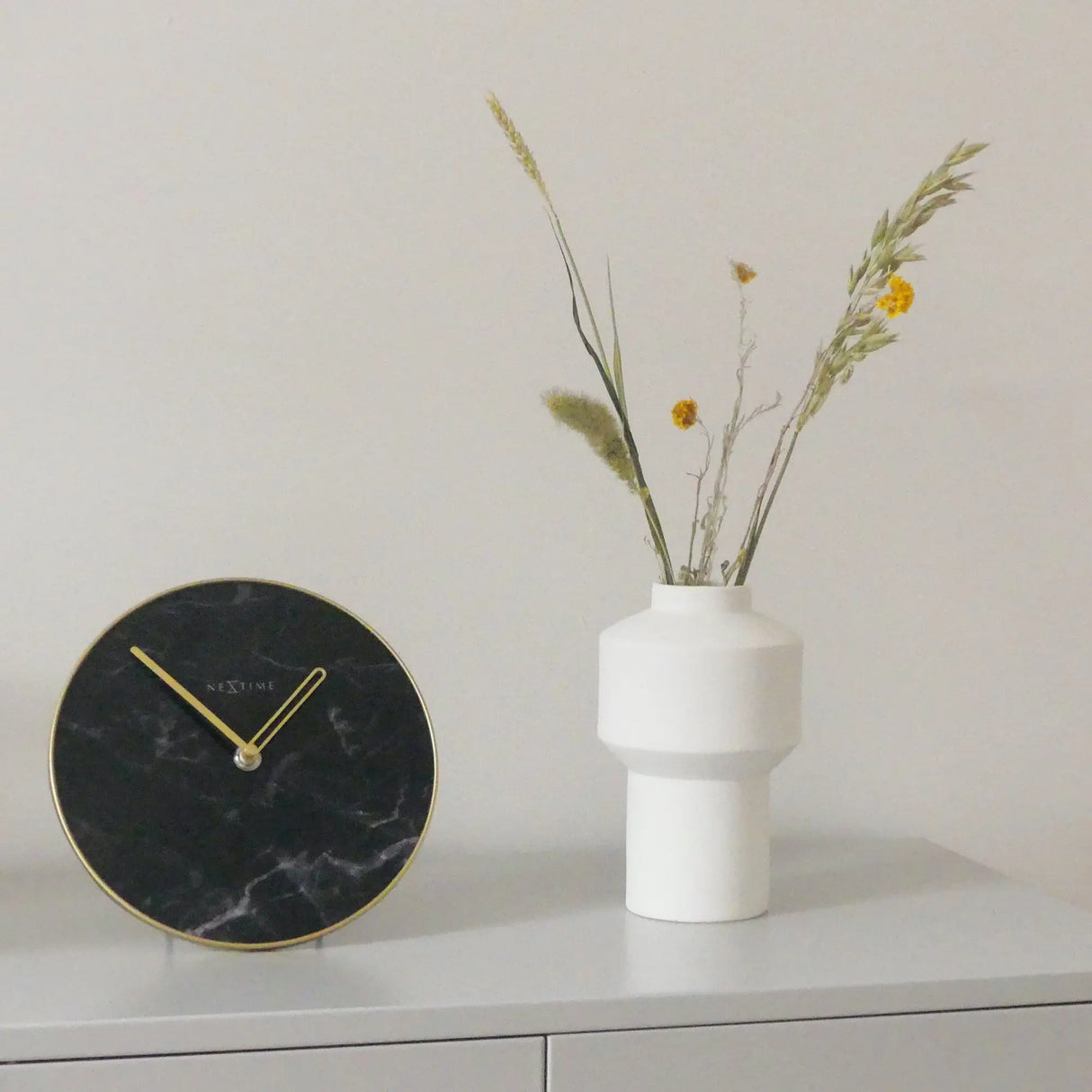 Tischuhr – Marmorglas, Goldene Zeiger, Stilles Werk - Marble | NeXtime