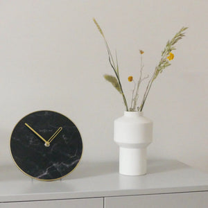Tischuhr – Marmorglas, Goldene Zeiger, Stilles Werk - Marble | NeXtime