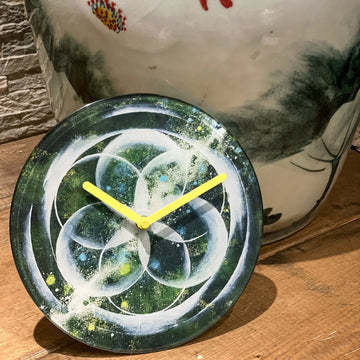 Tischuhr – Kosmisches Muster, Gehärtetes Glas, Lautloses Uhrwerk - Cosmo Tisch | NeXtime