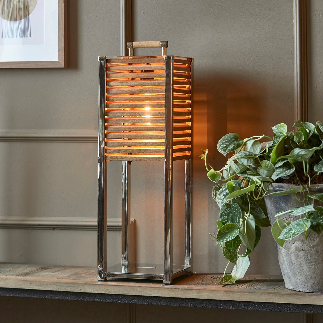 Tischlampe Silberner Aluminiumrahmen mit Holzlamellen 1 – S30 | Rivièra Maison - Esszett Luxury | Stilvolles Wohnen mit Charakter