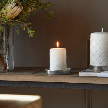 Kerzenhalter Silber, Handgefertigt, Aluminium (ØxH 10,5x2,5) – RM Maxime | Rivièra Maison - Esszett Luxury | Stilvolles Wohnen mit Charakter
