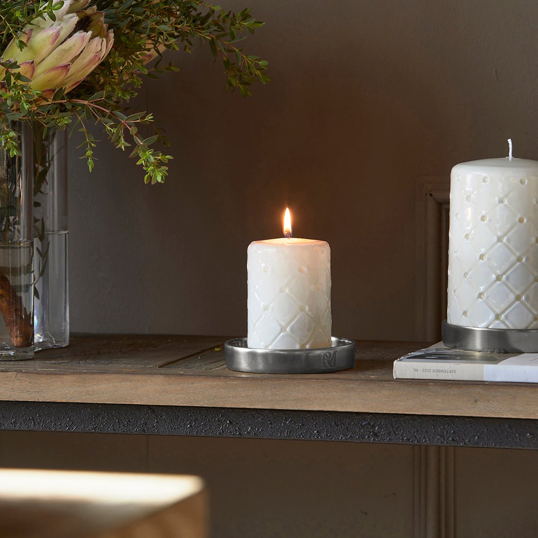 Kerzenhalter Silber, Handgefertigt, Aluminium (ØxH 10,5x2,5) – RM Maxime | Rivièra Maison - Esszett Luxury | Stilvolles Wohnen mit Charakter