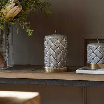 Stumpenkerze Beige mit Karo - Druck Paraffin (ØxH 9,5x15) - Pillar | Rivièra Maison - Esszett Luxury | Stilvolles Wohnen mit Charakter