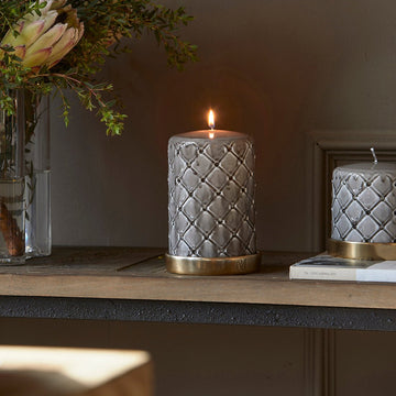 Stumpenkerze Beige mit Karo - Druck Paraffin (ØxH 9,5x15) - Pillar | Rivièra Maison - Esszett Luxury | Stilvolles Wohnen mit Charakter