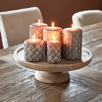 Stumpenkerze Beige mit Karo - Druck Paraffin (ØxH 9,5x15) - Pillar | Rivièra Maison - Esszett Luxury | Stilvolles Wohnen mit Charakter