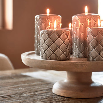 Stumpenkerze Beige mit Karo - Druck Paraffin (ØxH 9,5x15) - Pillar | Rivièra Maison - Esszett Luxury | Stilvolles Wohnen mit Charakter