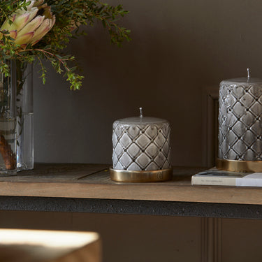 Stumpenkerze Beige Karomuster Paraffin (ØxH 9,5x10) - Pillar | Rivièra Maison - Esszett Luxury | Stilvolles Wohnen mit Charakter