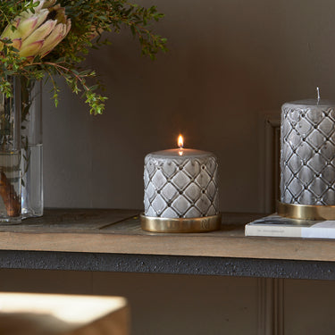 Stumpenkerze Beige Karomuster Paraffin (ØxH 9,5x10) - Pillar | Rivièra Maison - Esszett Luxury | Stilvolles Wohnen mit Charakter