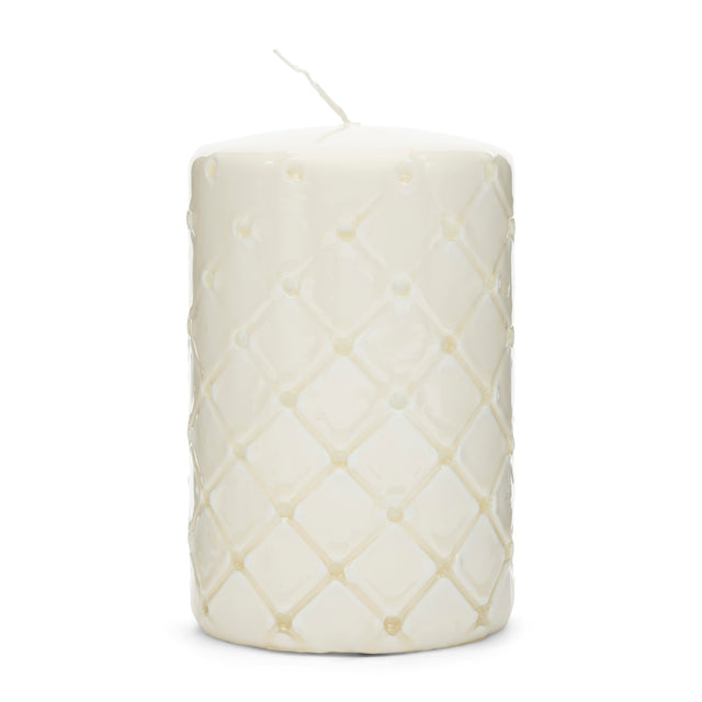 Stumpenkerze Weiß mit Rautenmuster, Paraffin (ØxH 9,5x15) - Pillar | Rivièra Maison - Esszett Luxury | Stilvolles Wohnen mit Charakter