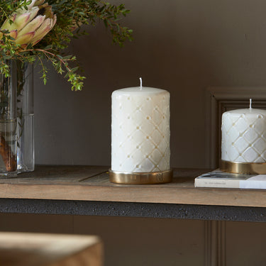 Stumpenkerze Weiß mit Rautenmuster, Paraffin (ØxH 9,5x15) - Pillar | Rivièra Maison - Esszett Luxury | Stilvolles Wohnen mit Charakter