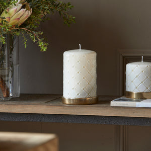 Stumpenkerze Weiß mit Rautenmuster, Paraffin (ØxH 9,5x15) - Pillar | Rivièra Maison - Esszett Luxury | Stilvolles Wohnen mit Charakter