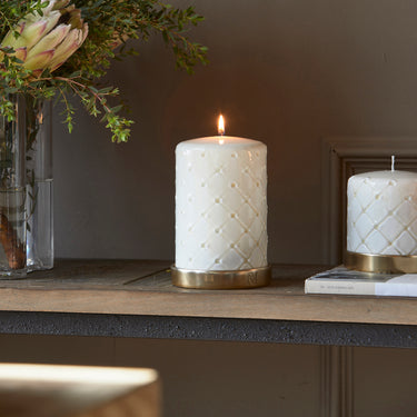 Stumpenkerze Weiß mit Rautenmuster, Paraffin (ØxH 9,5x15) - Pillar | Rivièra Maison - Esszett Luxury | Stilvolles Wohnen mit Charakter