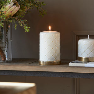 Stumpenkerze Weiß mit Rautenmuster, Paraffin (ØxH 9,5x15) - Pillar | Rivièra Maison - Esszett Luxury | Stilvolles Wohnen mit Charakter