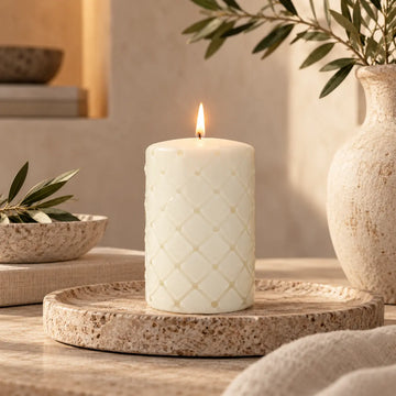 Stumpenkerze Weiß mit Rautenmuster, Paraffin (ØxH 9,5x15) - Pillar | Rivièra Maison