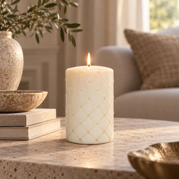 Stumpenkerze Weiß mit Rautenmuster, Paraffin (ØxH 9,5x15) - Pillar | Rivièra Maison