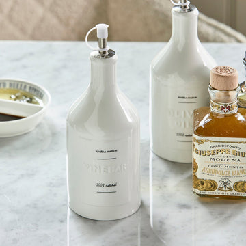 Essigflasche Weiß mit Ausgießer Spülmaschinengeeignet – RM Capri | Rivièra Maison - Esszett Luxury | Stilvolles Wohnen mit Charakter