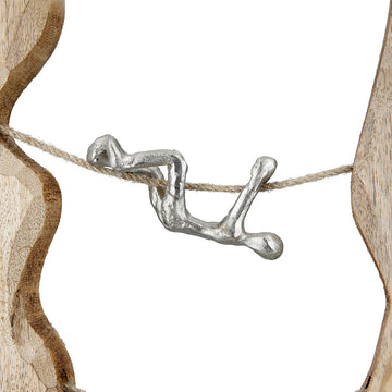 Skulptur – Aluminium Optik, Klettermotiv, Mangoholz Basis - Seiltanz | Gilde