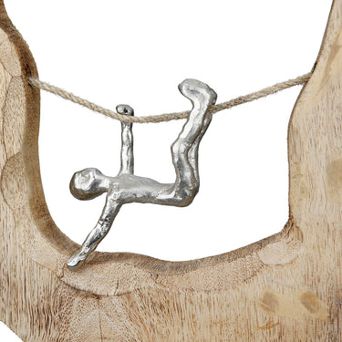 Skulptur – Aluminium Optik, Klettermotiv, Mangoholz Basis - Seiltanz | Gilde