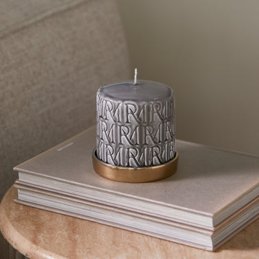 kerze Beige Paraffin mit geprägtem Monogramm M – Monogram | Rivièra Maison - Esszett Luxury | Stilvolles Wohnen mit Charakter