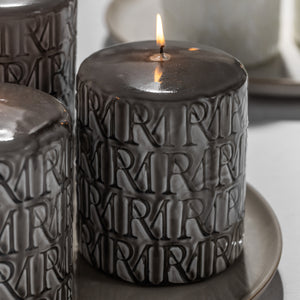 kerze Beige Paraffin mit geprägtem Monogramm M – Monogram | Rivièra Maison - Esszett Luxury | Stilvolles Wohnen mit Charakter