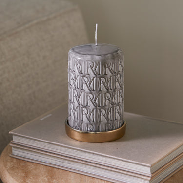 kerze Beige Paraffin mit geprägtem Monogramm L – Monogram | Rivièra Maison - Esszett Luxury | Stilvolles Wohnen mit Charakter