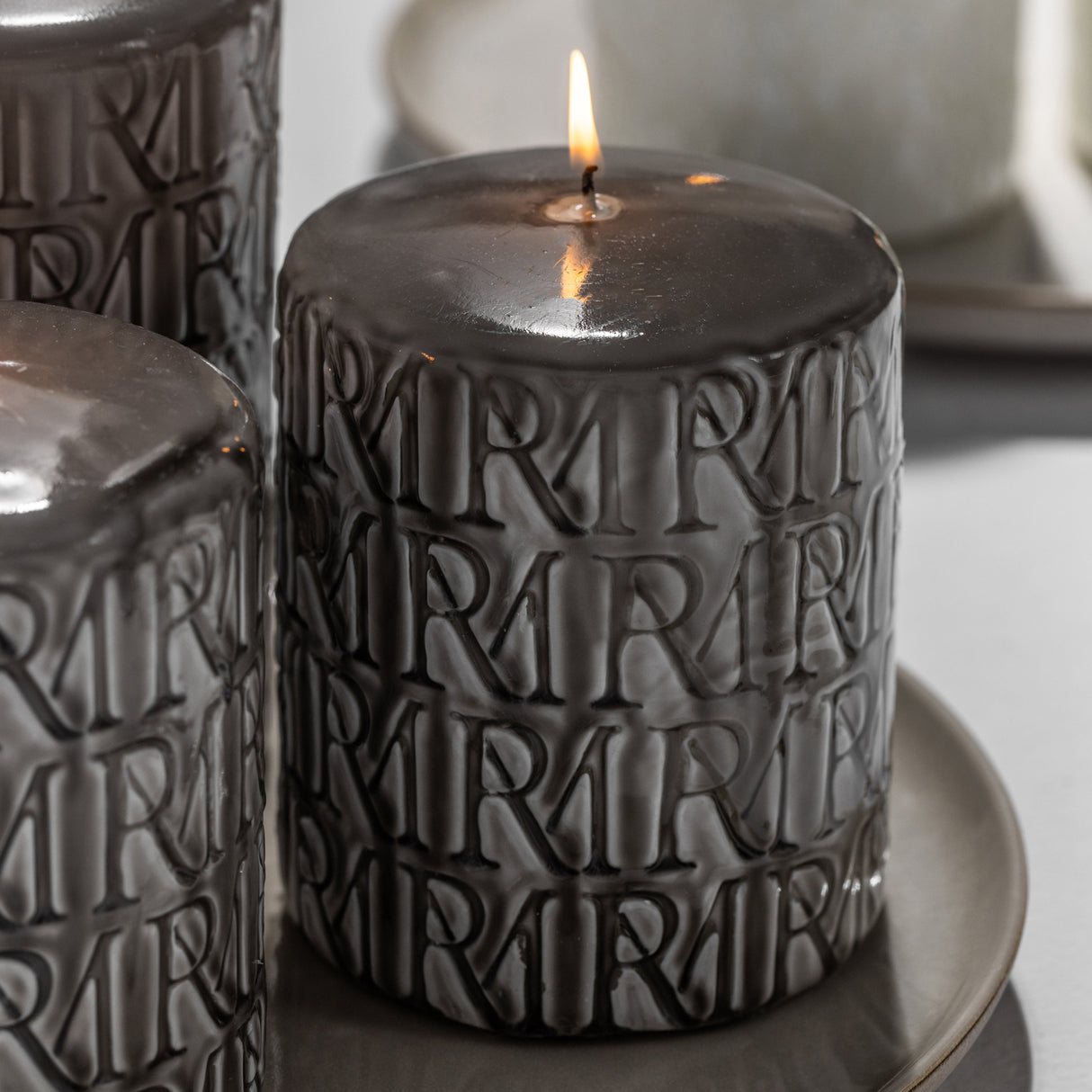 kerze Beige Paraffin mit geprägtem Monogramm L – Monogram | Rivièra Maison - Esszett Luxury | Stilvolles Wohnen mit Charakter