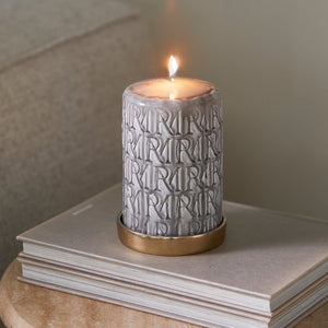 kerze Beige Paraffin mit geprägtem Monogramm L – Monogram | Rivièra Maison - Esszett Luxury | Stilvolles Wohnen mit Charakter