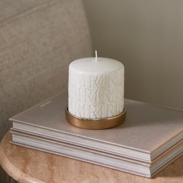 kerze Weiß Paraffin mit geprägtem Monogramm M – Monogram | Rivièra Maison - Esszett Luxury | Stilvolles Wohnen mit Charakter