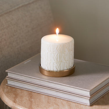 kerze Weiß Paraffin mit geprägtem Monogramm M – Monogram | Rivièra Maison - Esszett Luxury | Stilvolles Wohnen mit Charakter