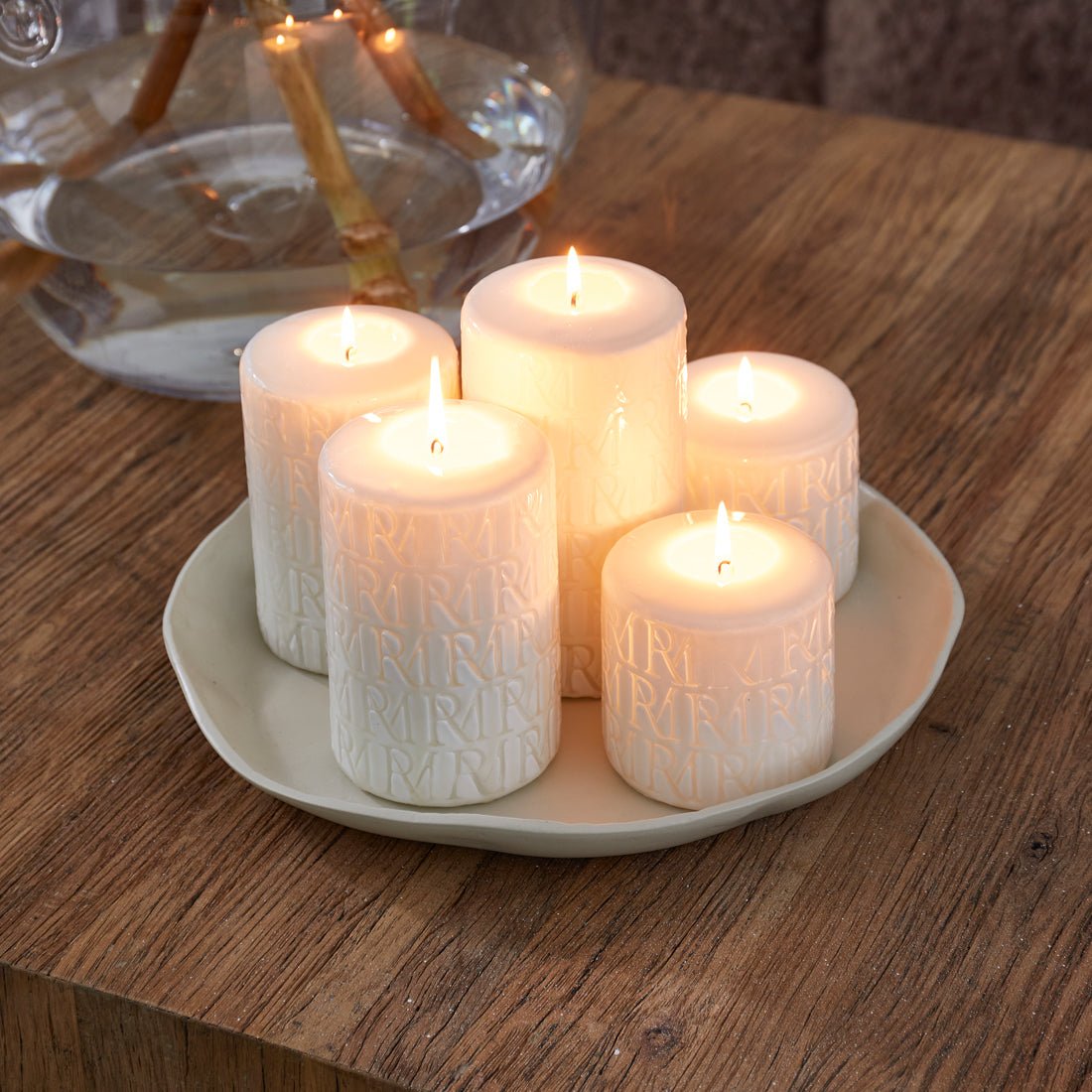 kerze Weiß Paraffin mit geprägtem Monogramm M – Monogram | Rivièra Maison - Esszett Luxury | Stilvolles Wohnen mit Charakter