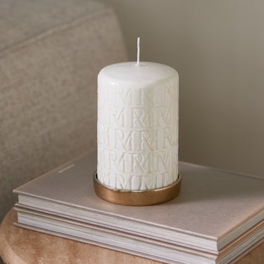 kerze Weiß Paraffin mit geprägtem Monogramm L – Monogram | Rivièra Maison - Esszett Luxury | Stilvolles Wohnen mit Charakter