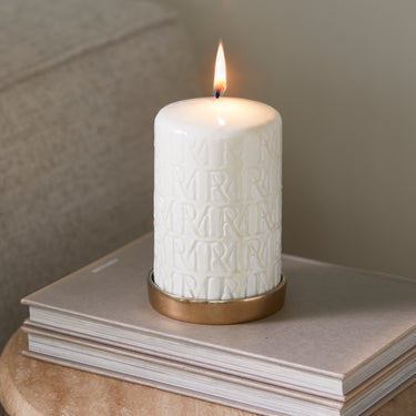 kerze Weiß Paraffin mit geprägtem Monogramm L – Monogram | Rivièra Maison - Esszett Luxury | Stilvolles Wohnen mit Charakter