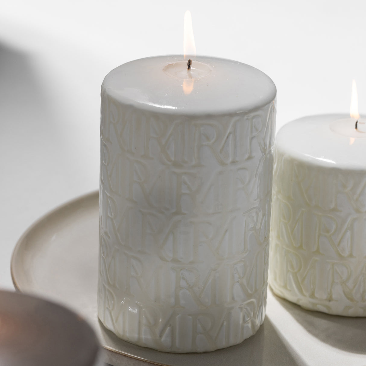 kerze Weiß Paraffin mit geprägtem Monogramm L – Monogram | Rivièra Maison - Esszett Luxury | Stilvolles Wohnen mit Charakter