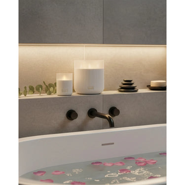 LED-Kerze – Geriffeltes Glas, Echtwachs Optik, Flackernde LED - Belleville | ELLE Decoration