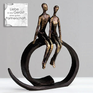 Skulptur – Bronzefarbenes Finish, Inniges Paar, Strukturierte Oberfläche - Close | Gilde