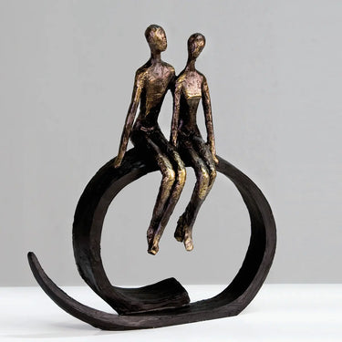 Skulptur – Bronzefarbenes Finish, Inniges Paar, Strukturierte Oberfläche - Close | Gilde