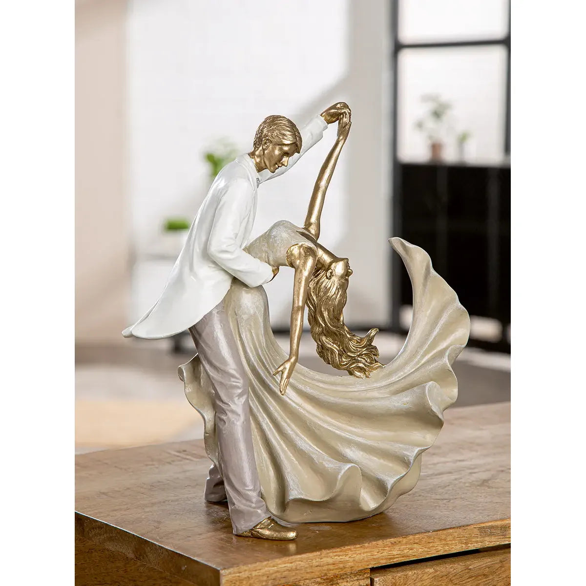 Dekofigur – Goldene Metalloptik, Tanzende Form, Weiße Akzente, Höhe 28 cm - Salsa | Gilde
