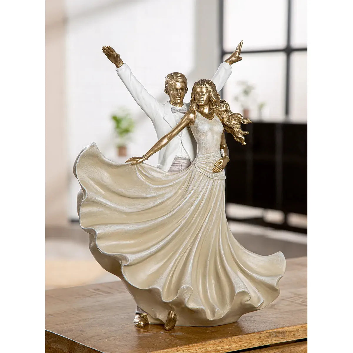 Dekofigur – Goldene Metalloptik, Tanzende Form, Weiße Akzente, Höhe 33,5 cm - Salsa | Gilde
