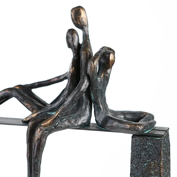 Skulptur – Bronzefarbene Figuren, Schwarze Bank, Strukturierte Oberfläche - Leisure | Gilde