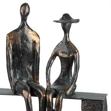 Skulptur – Bronzefarbene Figuren, Schwarze Bank, Strukturierte Oberfläche - Leisure | Gilde